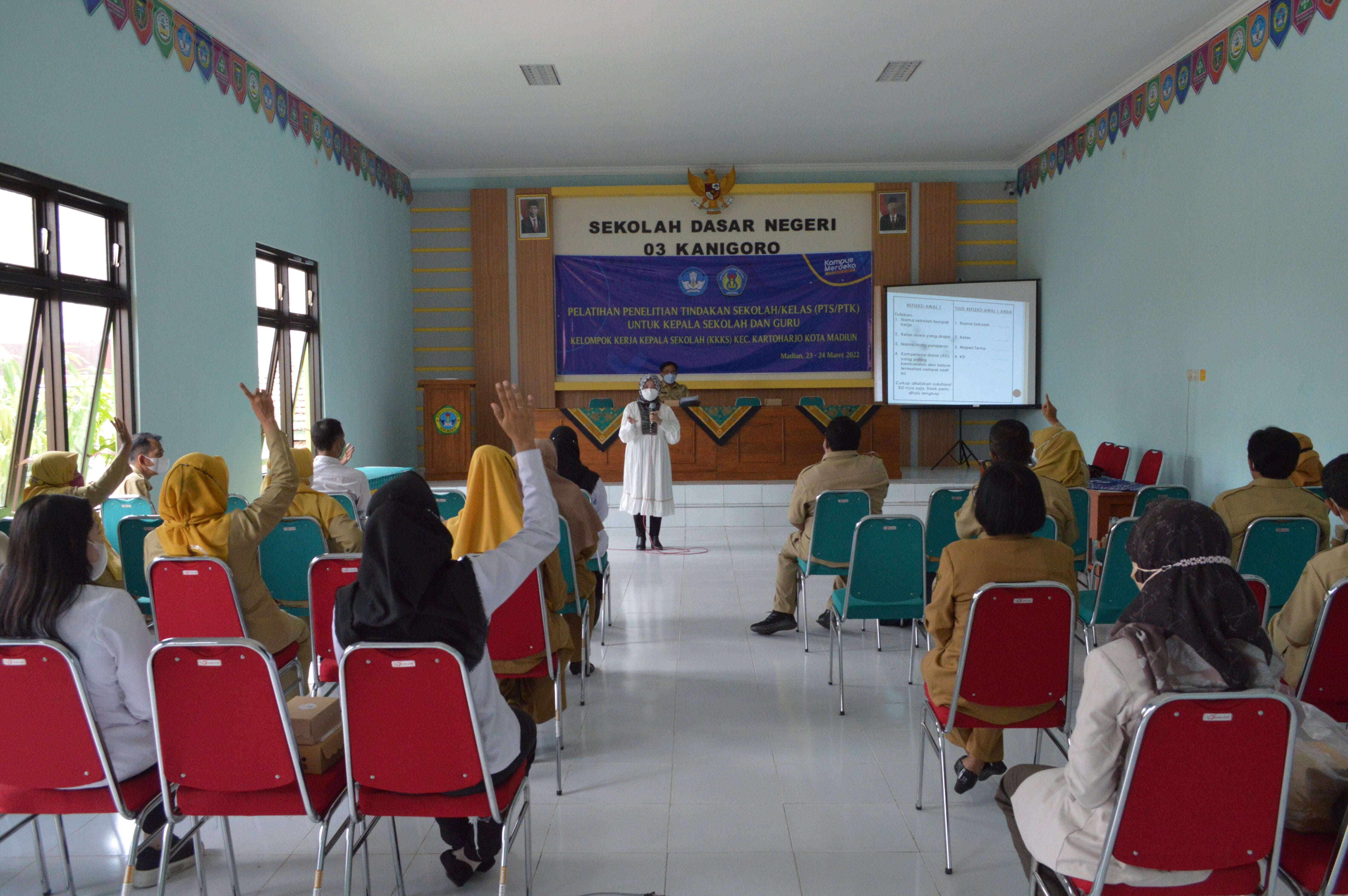 Pelatihan penelitian Tindakan Sekolah /kelas (PTS/PTK) untuk Kepala sekolah dan Guru Kelompok Kerja Kepala Sekolah (KKKS) Kec. Kartoharjo Kota Madiun